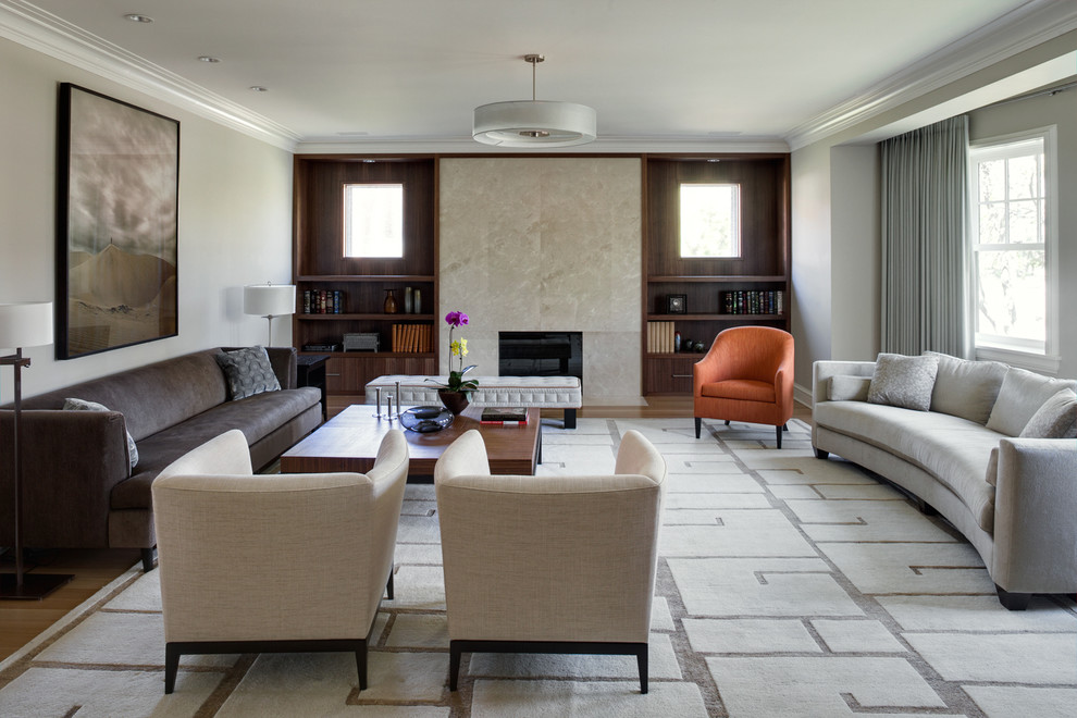 Großes, Repräsentatives, Fernseherloses, Abgetrenntes Modernes Wohnzimmer mit grauer Wandfarbe, hellem Holzboden, Kamin und Kaminumrandung aus Stein in Chicago