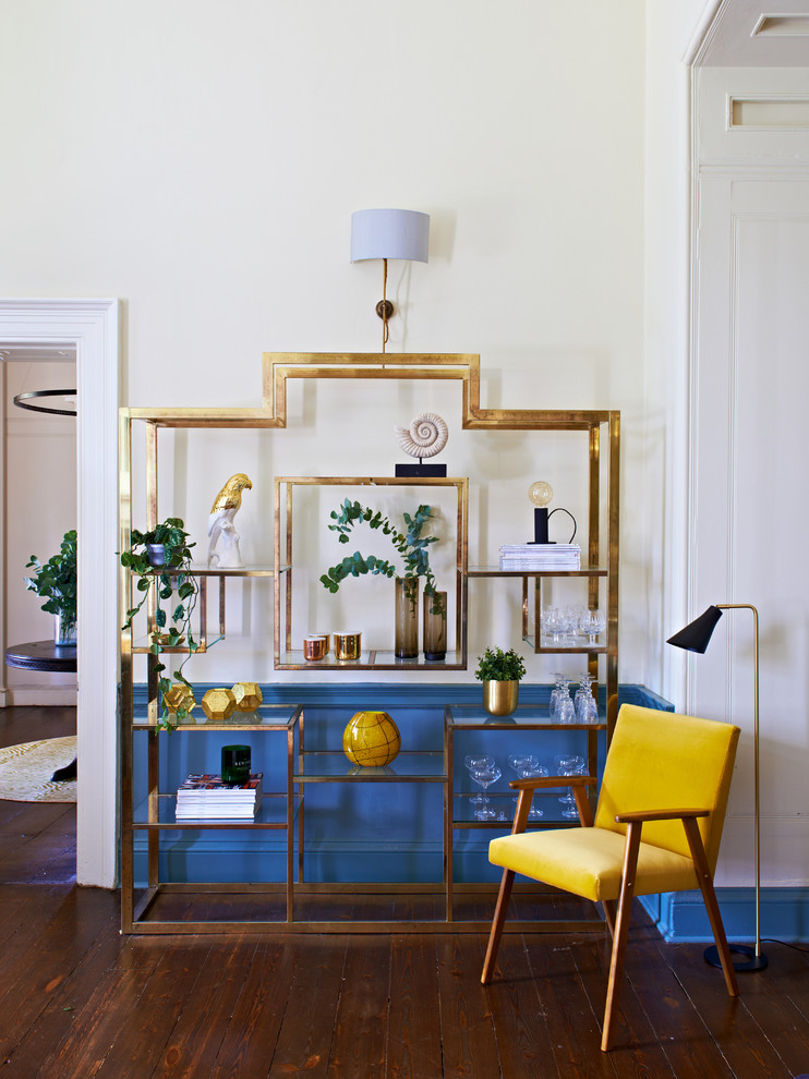 Idee per un soggiorno minimalista di medie dimensioni con pareti beige, parquet scuro e pavimento marrone