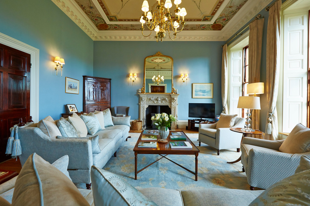 На фото: гостиная комната в классическом стиле с красивыми шторами