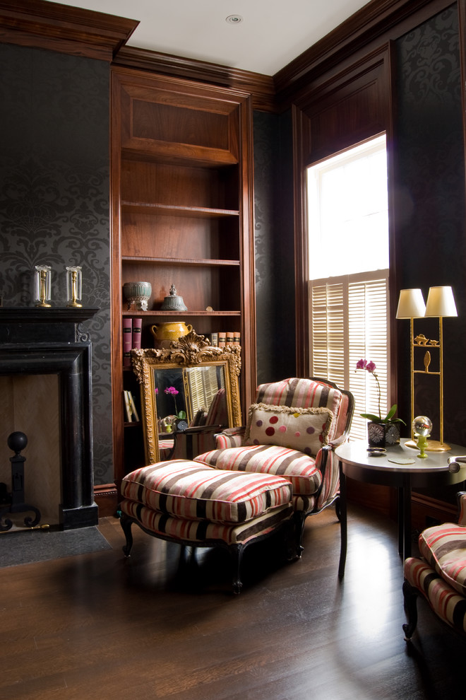 Foto di un grande soggiorno contemporaneo chiuso con sala formale, pareti nere, parquet scuro, camino classico e cornice del camino in legno