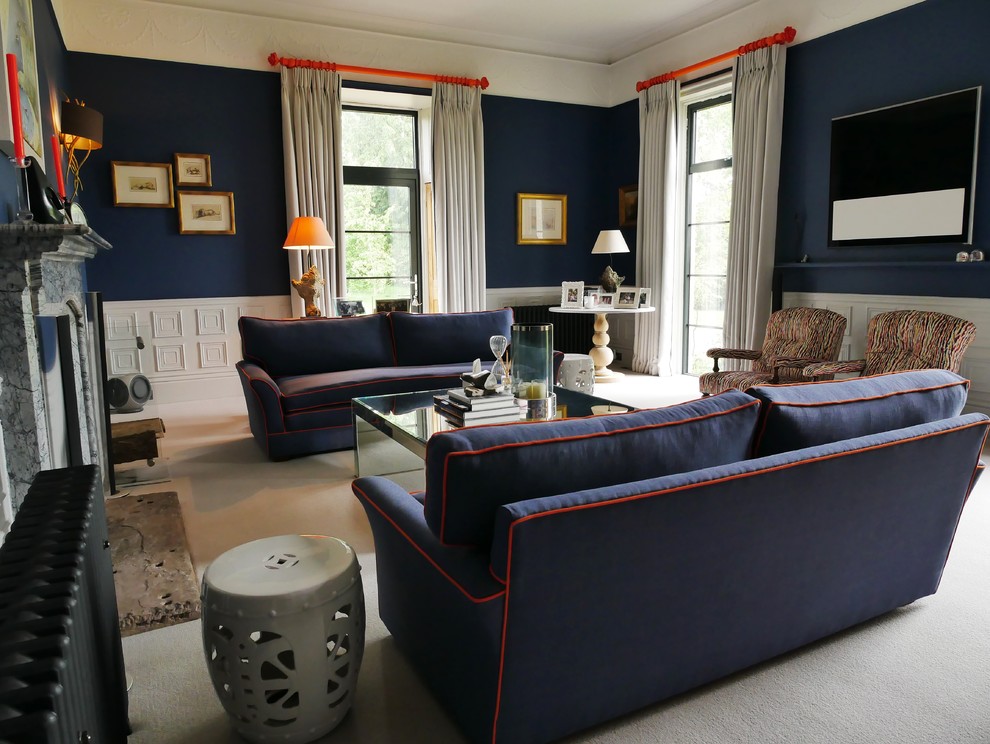 Aménagement d'un grand salon classique fermé avec une salle de réception, un mur bleu, moquette, un poêle à bois, un manteau de cheminée en pierre, un téléviseur fixé au mur et un sol gris.
