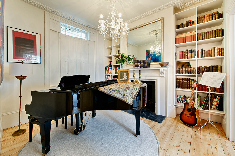 Источник вдохновения для домашнего уюта: открытая гостиная комната среднего размера в классическом стиле с музыкальной комнатой, белыми стенами и стандартным камином без телевизора