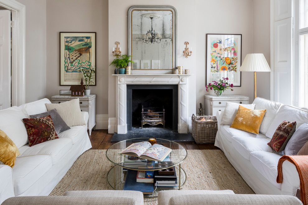 Repräsentatives, Fernseherloses Klassisches Wohnzimmer mit grauer Wandfarbe, Kaminumrandung aus Stein, braunem Holzboden, Kamin und braunem Boden in London