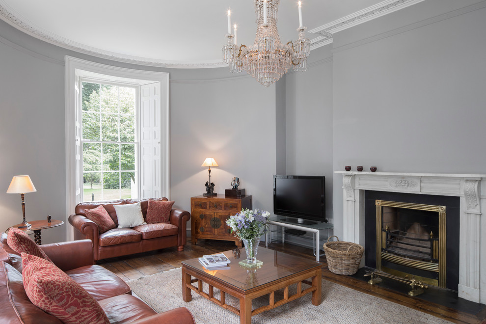 Источник вдохновения для домашнего уюта: гостиная комната среднего размера в классическом стиле с серыми стенами, паркетным полом среднего тона и отдельно стоящим телевизором