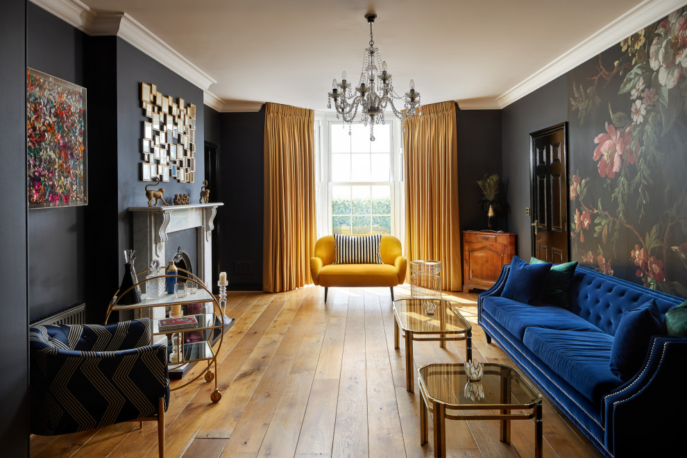 Пример оригинального дизайна: гостиная комната в стиле неоклассика (современная классика) с черными стенами, паркетным полом среднего тона, стандартным камином, коричневым полом и обоями на стенах
