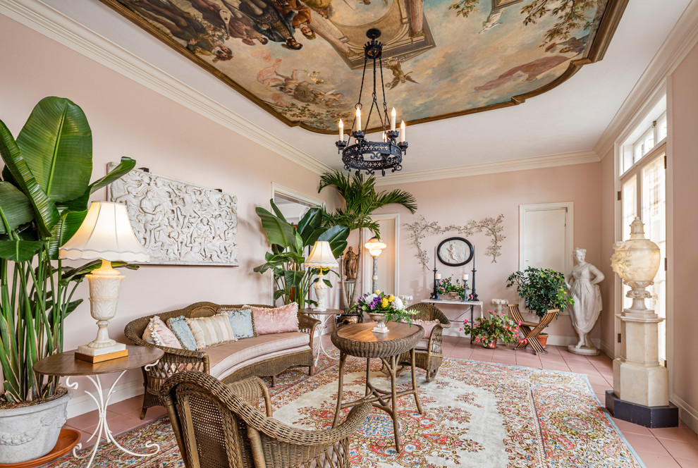 На фото: парадная гостиная комната в классическом стиле с розовыми стенами с