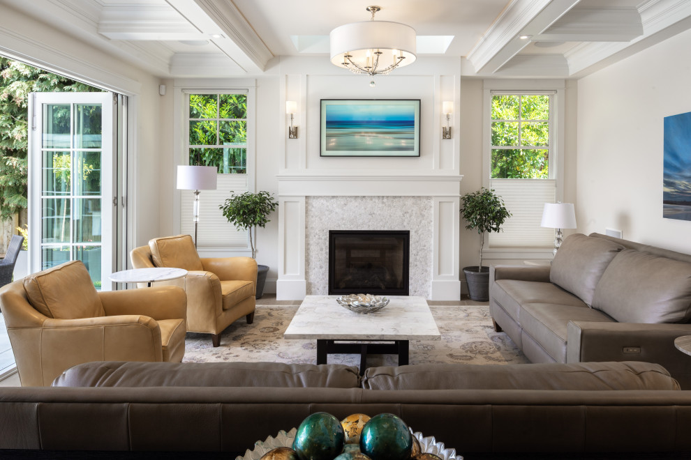 Großes, Repräsentatives, Fernseherloses Klassisches Wohnzimmer mit beiger Wandfarbe, hellem Holzboden, beigem Boden und Kassettendecke in Sonstige