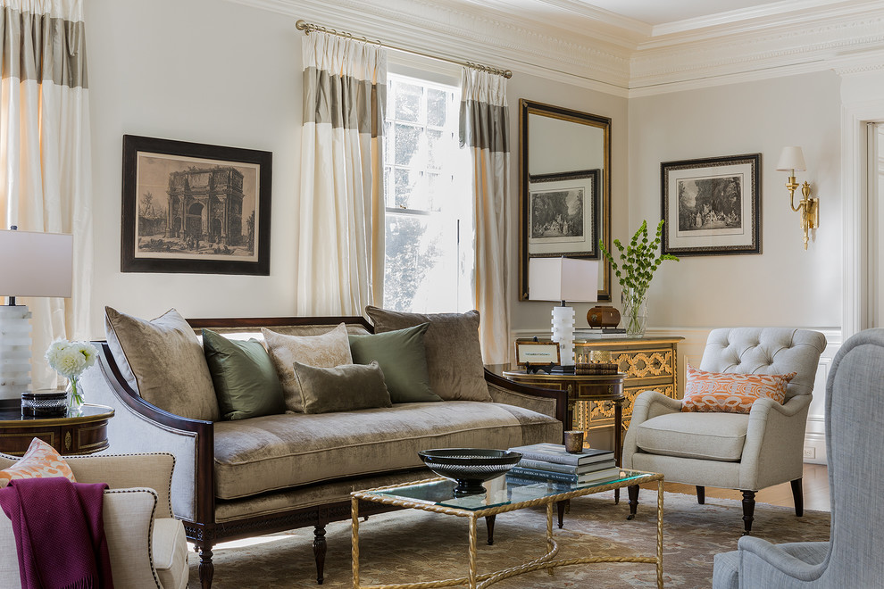 Immagine di un soggiorno classico con sala formale, pareti beige, pavimento in legno massello medio e tappeto