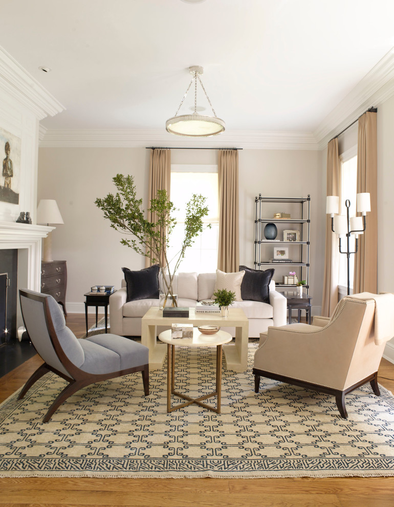 Mittelgroßes Klassisches Wohnzimmer mit grauer Wandfarbe, braunem Holzboden, Kamin, Kaminumrandung aus Holz und braunem Boden in Dallas