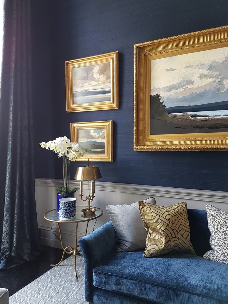Ispirazione per un soggiorno chic con pareti blu e parquet scuro