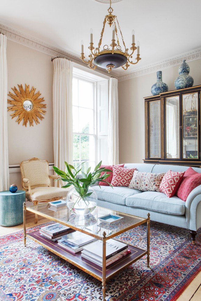 Repräsentatives, Abgetrenntes Klassisches Wohnzimmer mit beiger Wandfarbe und braunem Holzboden in London