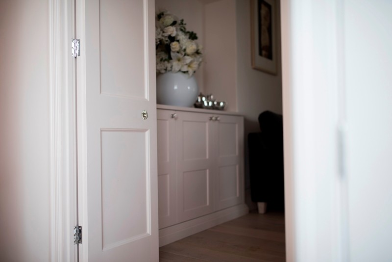 Foto di un soggiorno tradizionale di medie dimensioni con pareti bianche, parquet chiaro e pavimento marrone