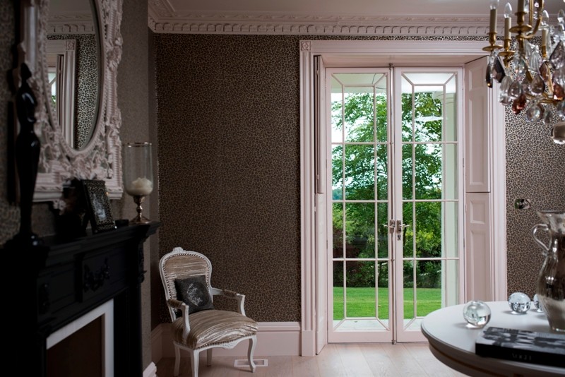 Свежая идея для дизайна: гостиная комната среднего размера в стиле неоклассика (современная классика) с ковровым покрытием и розовым полом - отличное фото интерьера