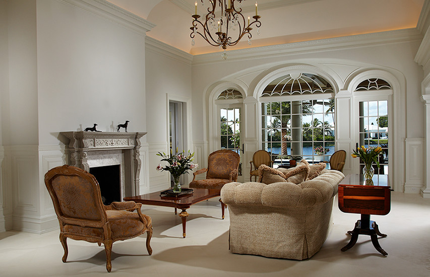 Immagine di un soggiorno classico con sala formale, pareti bianche, camino classico e cornice del camino piastrellata