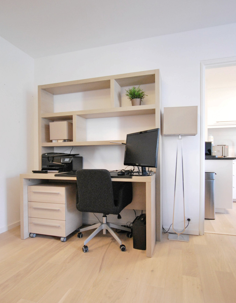 Inspiration för små moderna arbetsrum, med ljust trägolv och ett fristående skrivbord