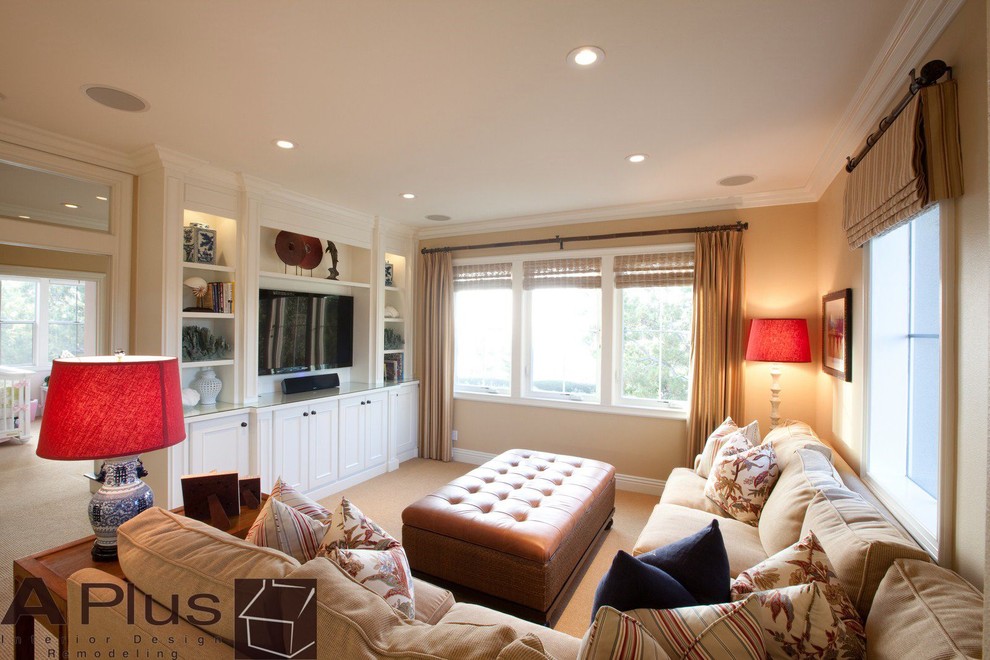 Foto de salón para visitas abierto clásico de tamaño medio sin chimenea con paredes beige, moqueta y pared multimedia