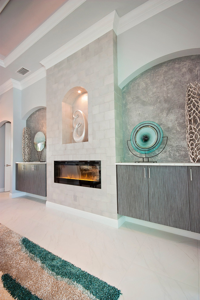 Cette image montre un salon design ouvert avec un mur beige, un sol en marbre et aucun téléviseur.