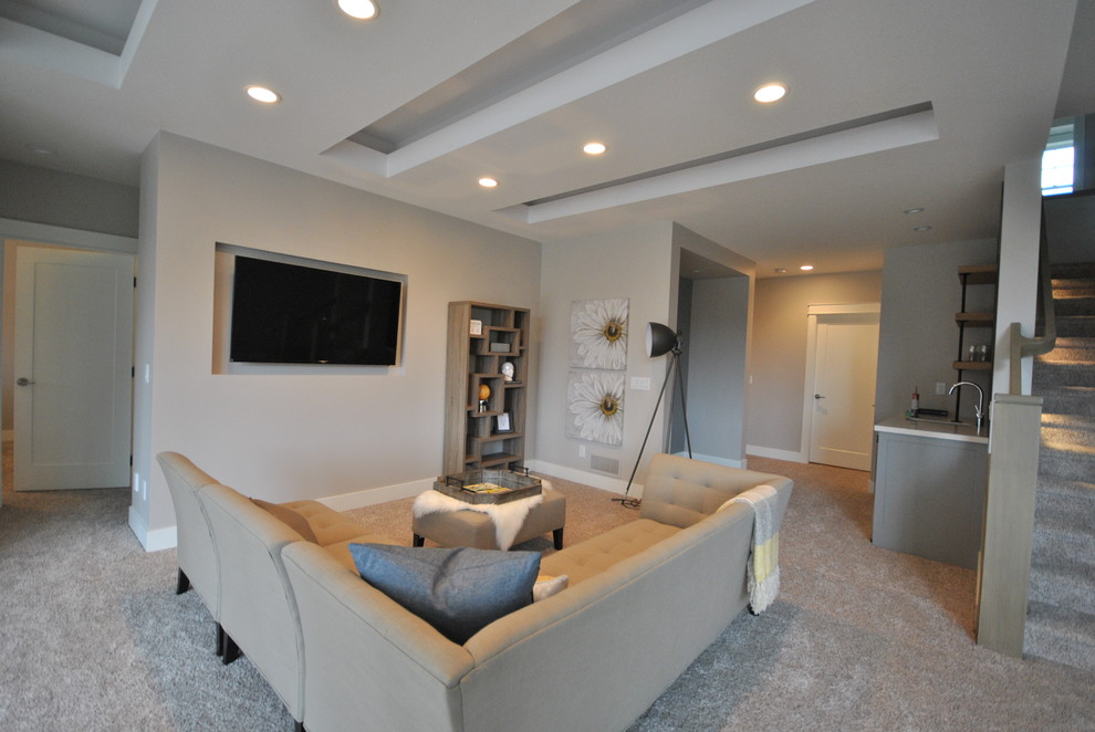 Foto di un grande soggiorno design chiuso con angolo bar, pareti grigie, moquette e TV nascosta