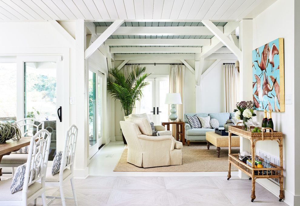 Immagine di un soggiorno aperto con pareti gialle e pavimento bianco