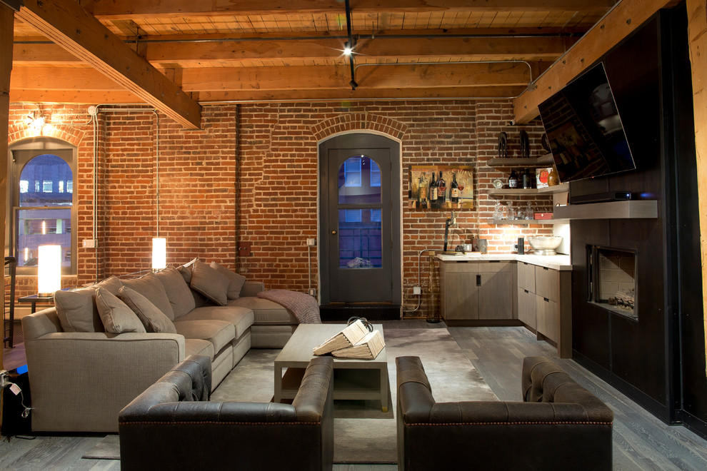 Foto di un grande soggiorno industriale stile loft con parquet scuro, camino classico, cornice del camino in metallo, TV a parete e pavimento marrone