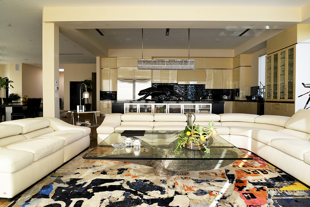 Ispirazione per un grande soggiorno minimal con pareti beige, pavimento con piastrelle in ceramica e TV a parete