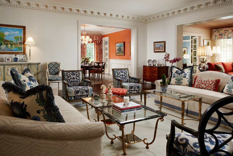 Пример оригинального дизайна: парадная, изолированная гостиная комната в классическом стиле с белыми стенами и ковровым покрытием