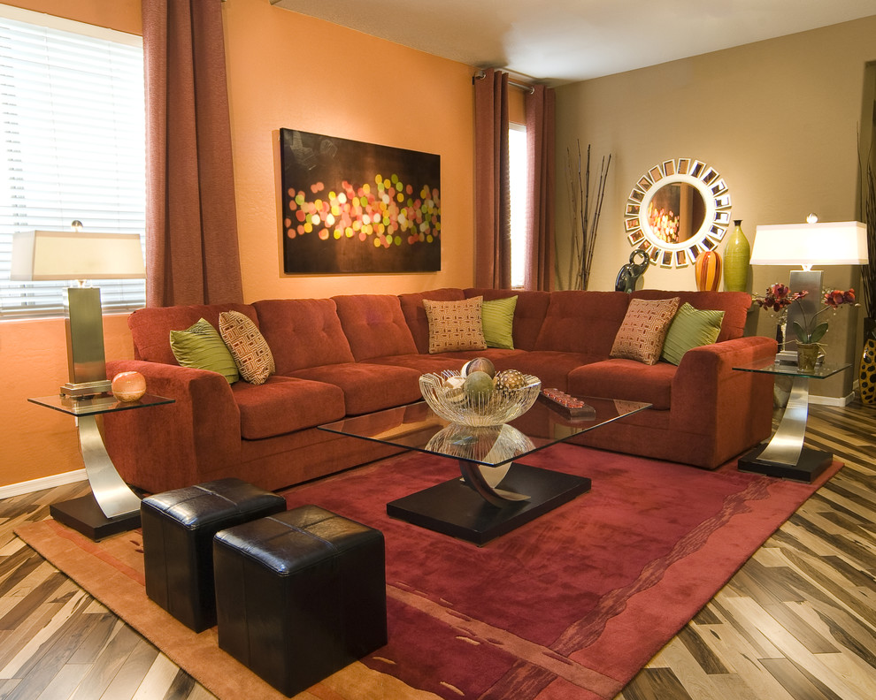 На фото: гостиная комната в современном стиле с оранжевыми стенами и светлым паркетным полом с