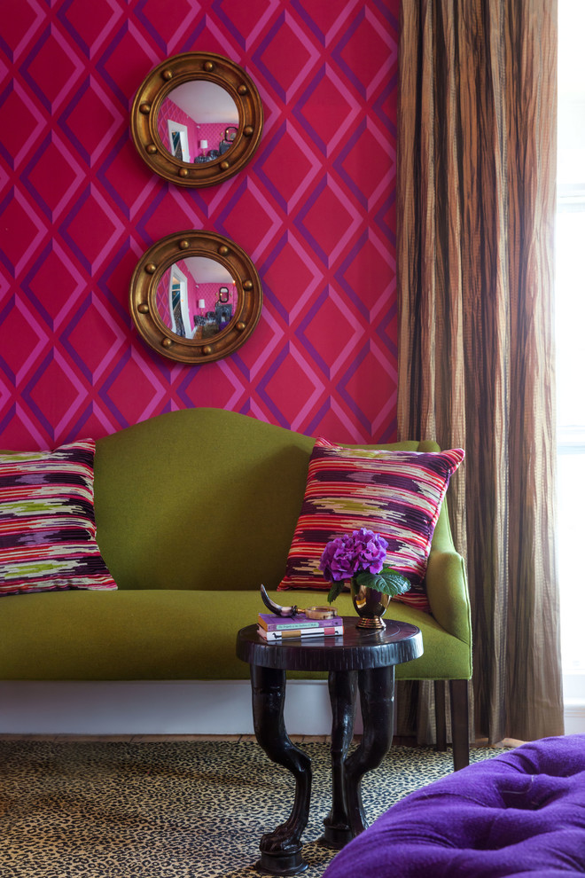 На фото: парадная гостиная комната в стиле неоклассика (современная классика) с разноцветными стенами и ковровым покрытием без камина, телевизора с