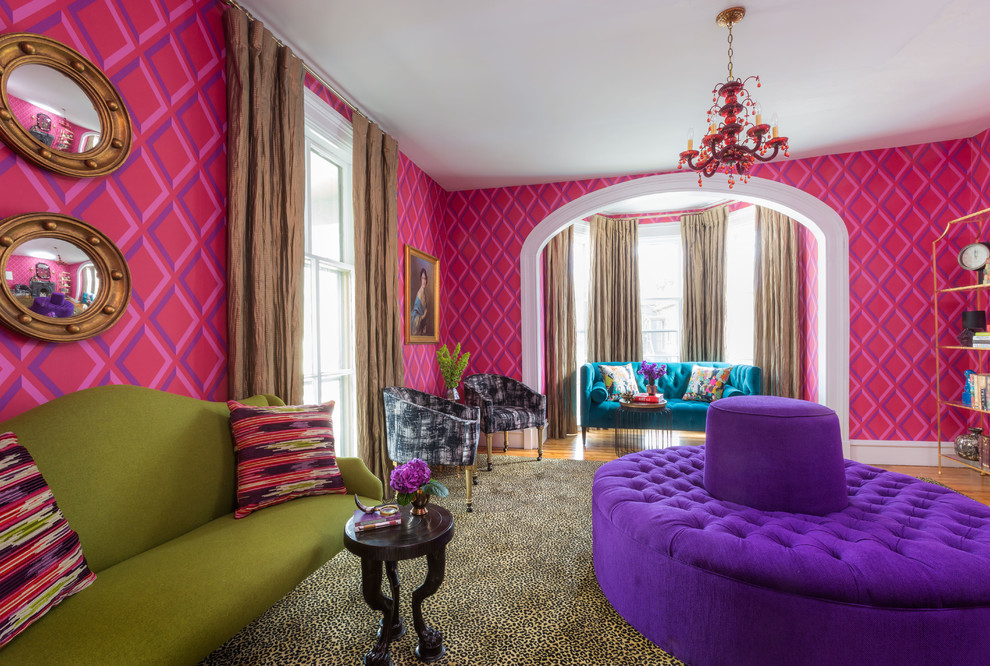 Пример оригинального дизайна: парадная гостиная комната в стиле неоклассика (современная классика) с разноцветными стенами и ковровым покрытием без камина, телевизора