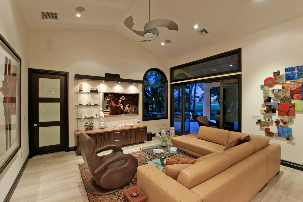 Modern inredning av ett vardagsrum, med beige väggar och en väggmonterad TV