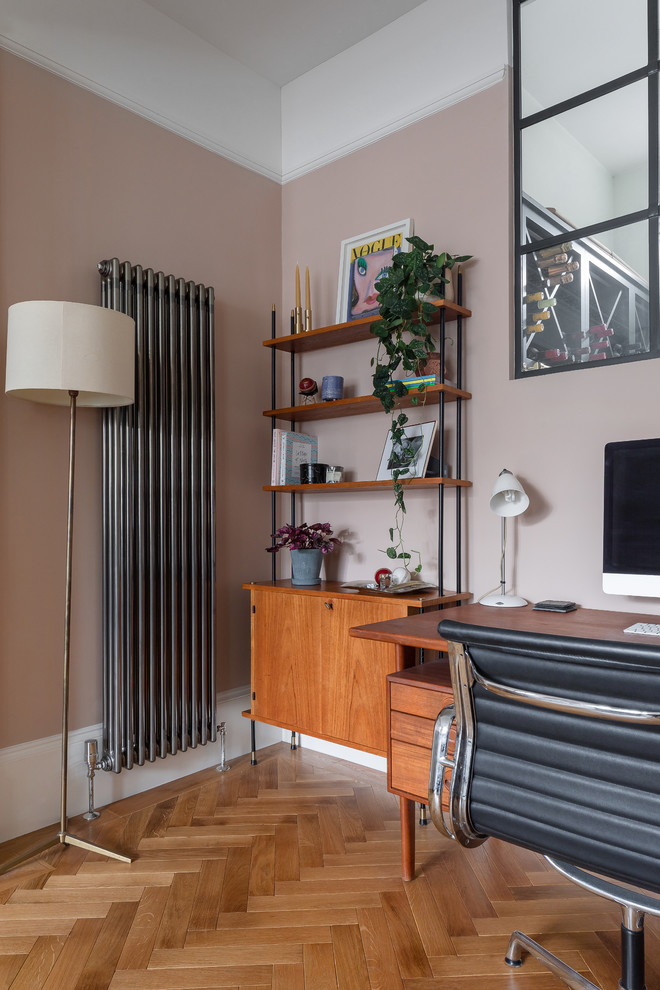 Idéer för ett mellanstort minimalistiskt separat vardagsrum, med rosa väggar, mellanmörkt trägolv, en standard öppen spis, en spiselkrans i trä och en väggmonterad TV