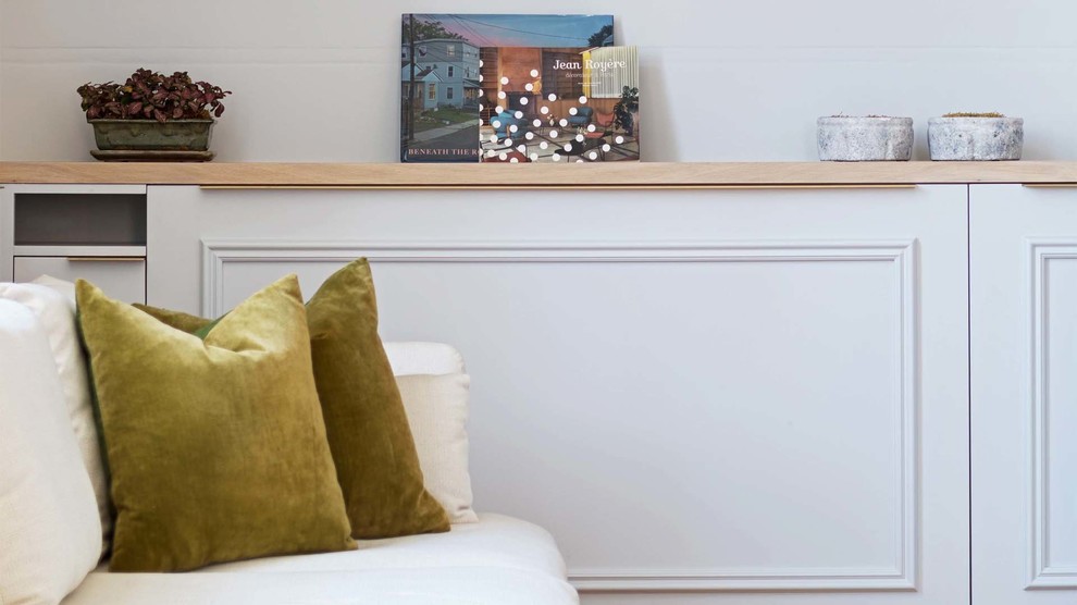 На фото: открытая гостиная комната среднего размера в стиле модернизм с с книжными шкафами и полками, серыми стенами, светлым паркетным полом, скрытым телевизором и бежевым полом без камина