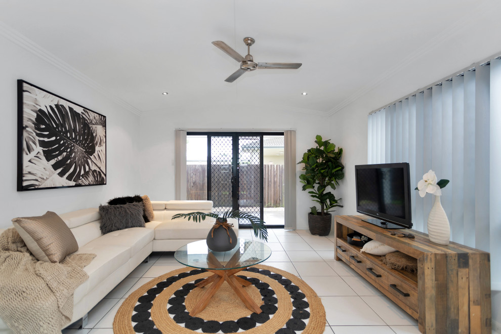 Exempel på ett stort modernt vardagsrum, med vita väggar, en fristående TV och vitt golv