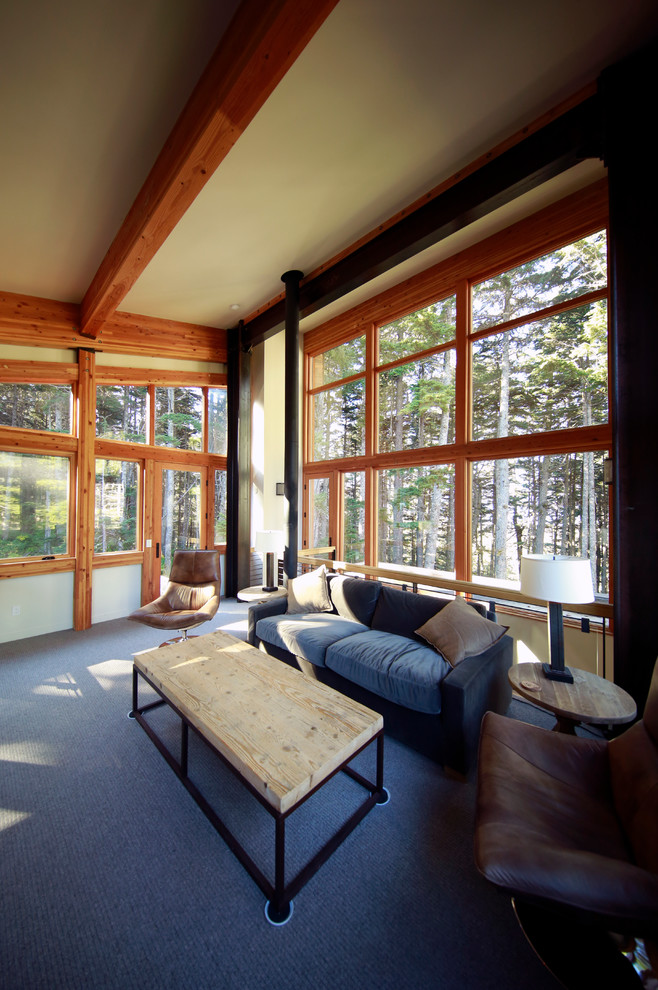 Пример оригинального дизайна: открытая, парадная гостиная комната среднего размера в современном стиле с ковровым покрытием, бежевыми стенами и синим полом без камина, телевизора