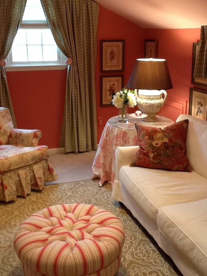 Immagine di un piccolo soggiorno chic chiuso con sala formale, pareti arancioni, moquette, nessun camino, nessuna TV e pavimento beige