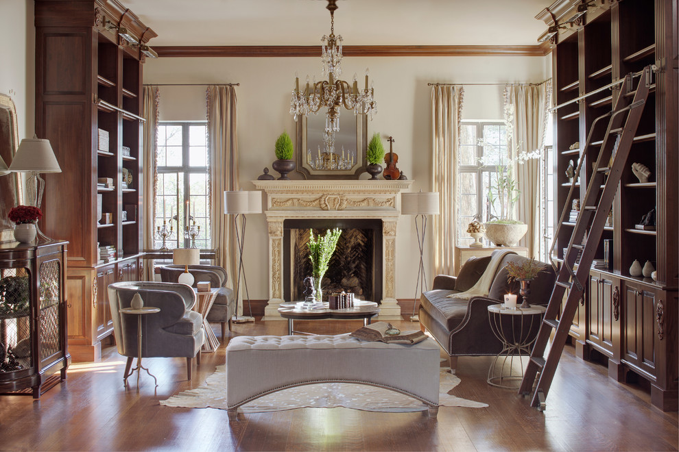 Fernseherloses, Offenes Klassisches Wohnzimmer mit weißer Wandfarbe, braunem Holzboden und Kamin in New Orleans