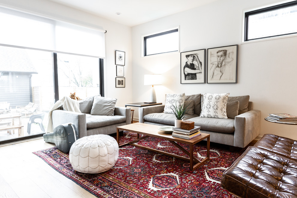 Стильный дизайн: гостиная комната в скандинавском стиле с белыми стенами и ковром на полу - последний тренд