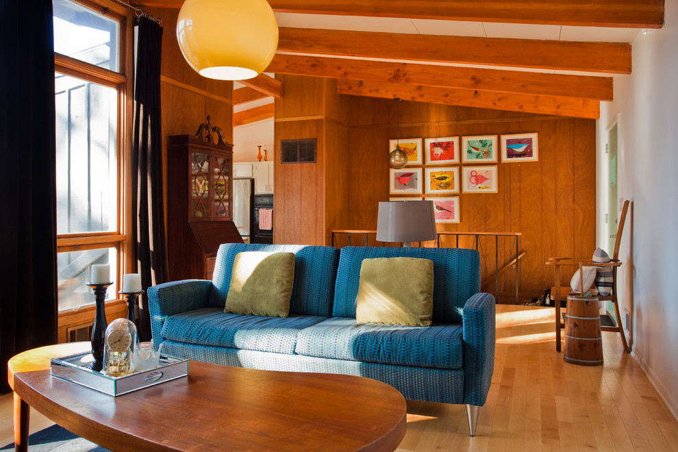Пример оригинального дизайна: парадная, изолированная гостиная комната в стиле ретро с коричневыми стенами и светлым паркетным полом
