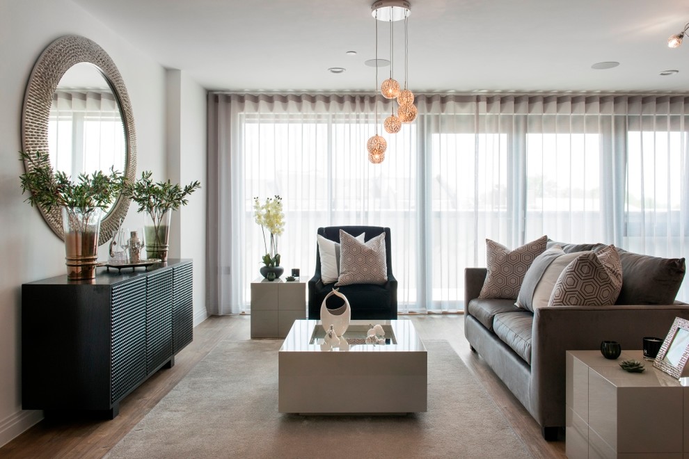 Repräsentatives, Fernseherloses Modernes Wohnzimmer ohne Kamin mit weißer Wandfarbe, braunem Holzboden und braunem Boden in London