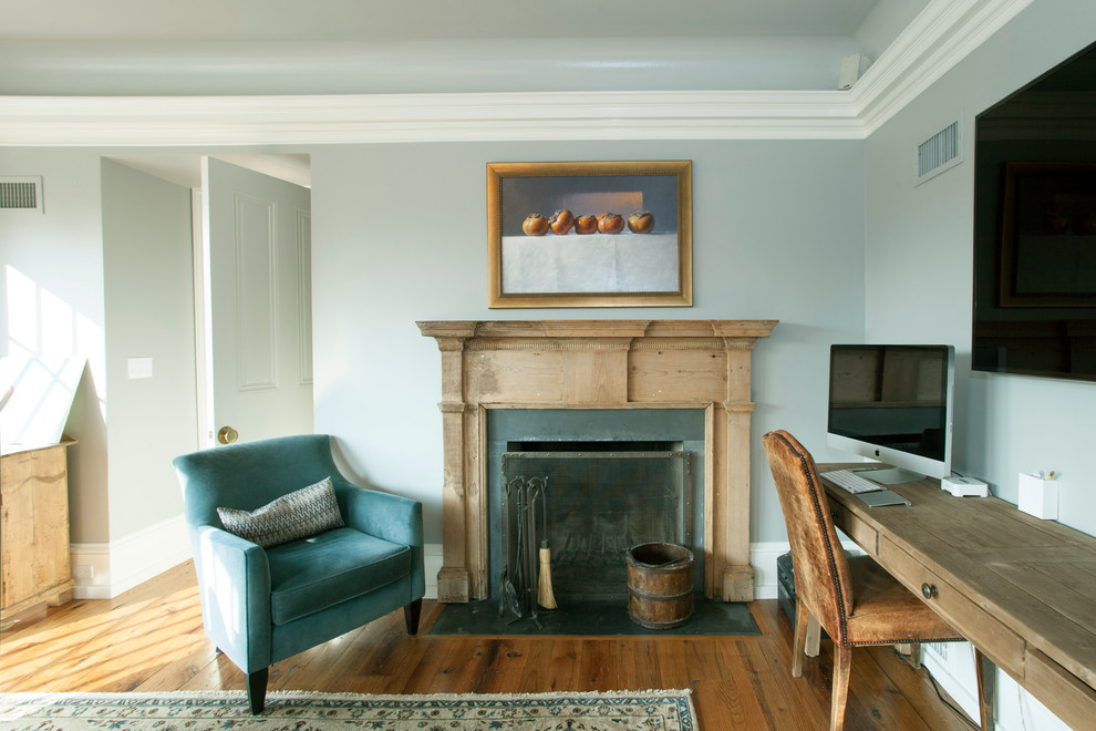 Großes, Abgetrenntes Landhausstil Wohnzimmer mit grauer Wandfarbe, Kamin, Kaminumrandung aus Holz, TV-Wand und braunem Holzboden in Philadelphia
