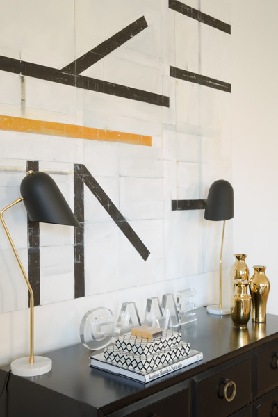 Idee per un grande soggiorno minimalista chiuso con pareti bianche, parquet chiaro, camino classico e cornice del camino in mattoni