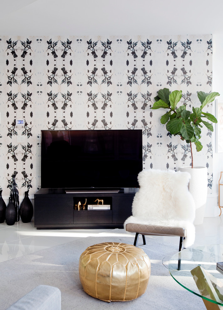 Свежая идея для дизайна: открытая гостиная комната среднего размера в современном стиле с белыми стенами и отдельно стоящим телевизором - отличное фото интерьера