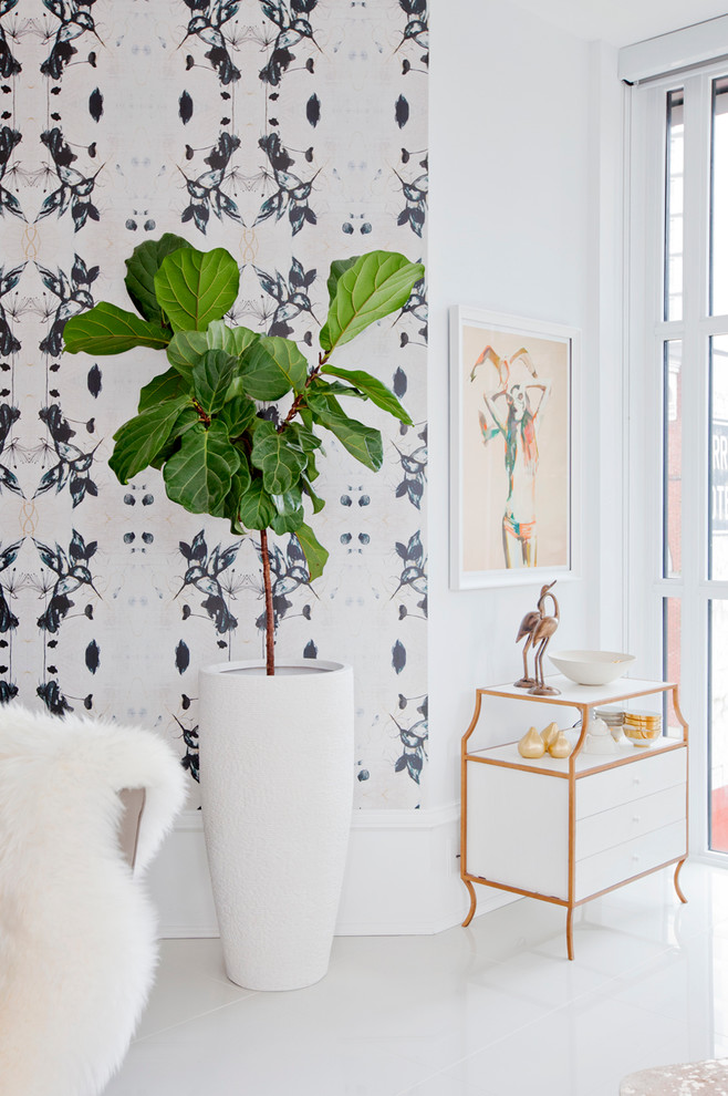 Foto di un soggiorno minimal di medie dimensioni e aperto con pareti bianche, pavimento con piastrelle in ceramica e TV a parete