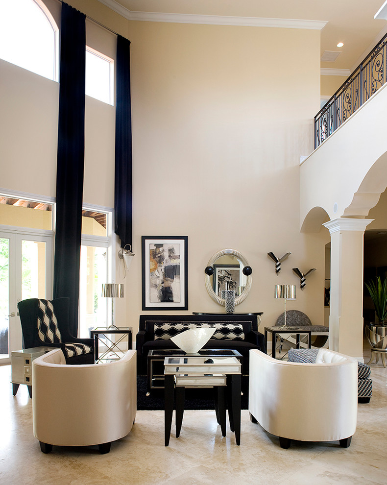 Klassisches Wohnzimmer mit beiger Wandfarbe, Marmorboden und beigem Boden in Orange County