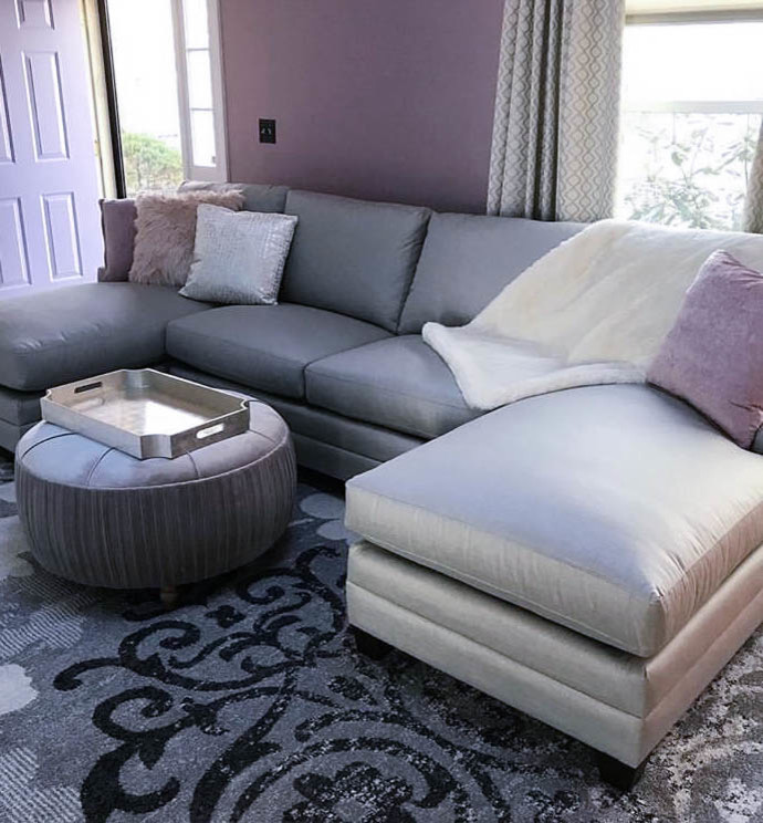 Ispirazione per un soggiorno minimalista di medie dimensioni e stile loft con pareti rosa, pavimento in legno massello medio, camino sospeso, cornice del camino in metallo, parete attrezzata e pavimento marrone