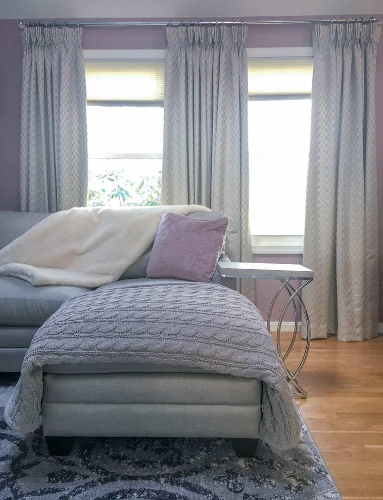 Mittelgroßes Modernes Wohnzimmer im Loft-Stil mit rosa Wandfarbe, braunem Holzboden, Hängekamin, Kaminumrandung aus Metall, Multimediawand und braunem Boden in Boston
