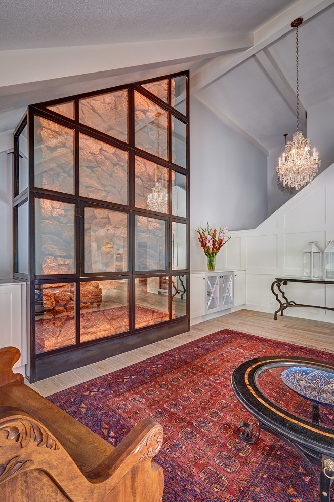 Immagine di un grande soggiorno tradizionale con pavimento in legno massello medio, TV nascosta, pavimento multicolore e soffitto a volta