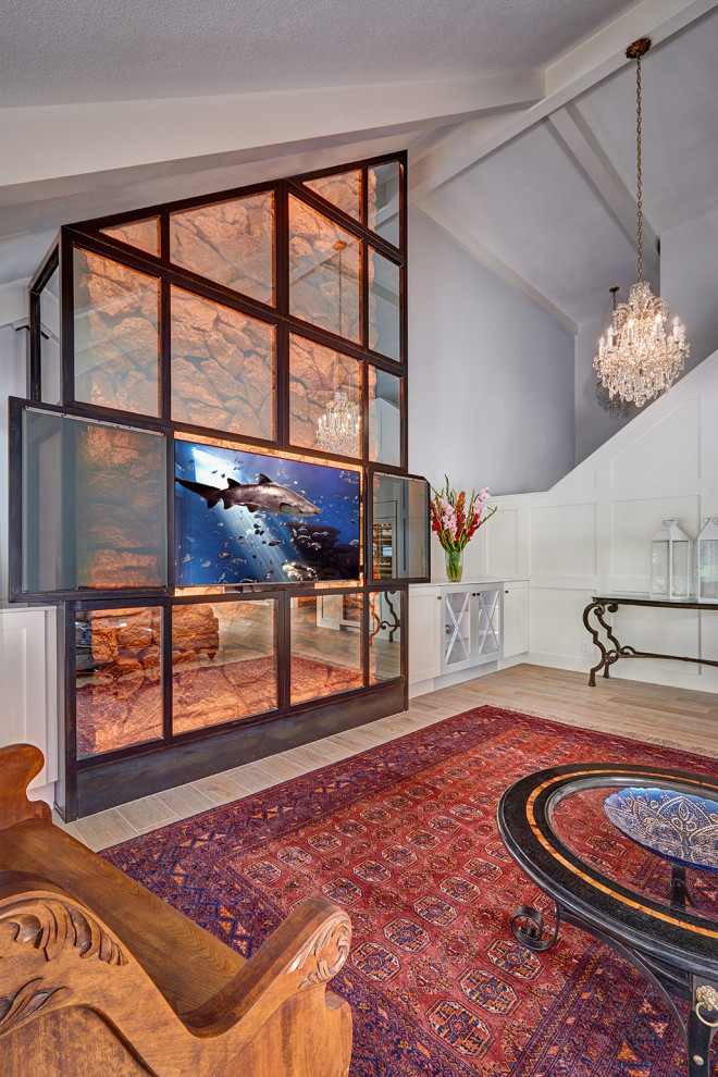 Foto de salón abovedado clásico grande con suelo de madera en tonos medios, televisor retractable y suelo multicolor