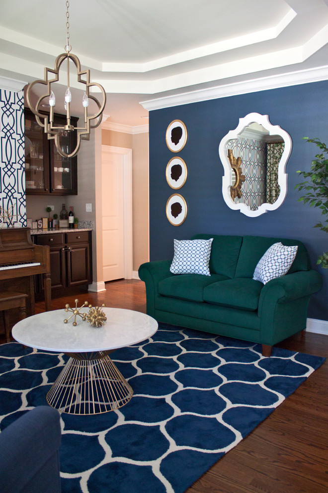 Ejemplo de salón para visitas abierto moderno de tamaño medio sin chimenea y televisor con paredes azules y suelo de madera oscura