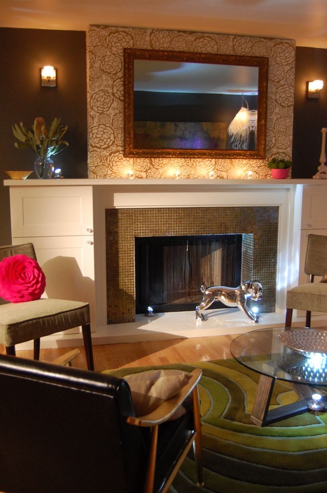 На фото: открытая гостиная комната среднего размера в стиле фьюжн с серыми стенами, паркетным полом среднего тона, стандартным камином, фасадом камина из плитки, телевизором на стене, коричневым полом и обоями на стенах с